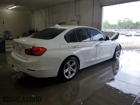 ✅ 2015 BMW 3 Series 328i • VIN: WBA3A5G59FNS91566 • Lot: 56054945. Wystawiony na Copart z przebiegiem 161 152 mil. Bezpłatny archiwum sprzedaży aukcyjnych z USA i szczegółowy raport historii pojazdu na DreamBid. Zdjęcie 3.