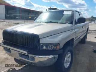 1999 Dodge 1500 z VIN 3B7HF12Y0XG129386, wystawiony jako IAAI lot #43507863 z przebiegiem 209 280 mil mil oraz . Historia ofert i sprzedaży dostępna na DreamBid. Obrazek 6.