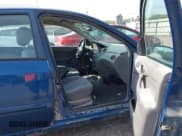 ✅ 2000 Ford Focus SE • VIN: 1FAFP3435YW417592 • Lot: 43436005. Wystawiony na IAAI z przebiegiem 160 967 mil. Bezpłatny archiwum sprzedaży aukcyjnych z USA i szczegółowy raport historii pojazdu na DreamBid. Zdjęcie 5.