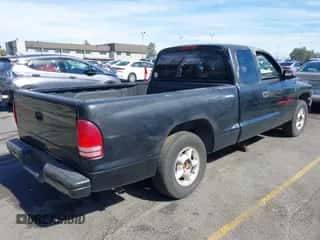 1999 Dodge Dakota SLT z VIN 1B7GL22Y0XS250177, wystawiony jako IAAI lot #40592532 z przebiegiem Nie podano mil oraz . Historia ofert i sprzedaży dostępna na DreamBid. Obrazek 4.