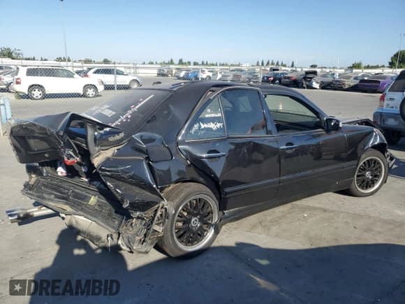 ✅ 2001 Mercedes-Benz E 320 • VIN: WDBJF70J31B204719 • Lot: 70132705. Wystawiony na Copart z przebiegiem Nie podano. Bezpłatny archiwum sprzedaży aukcyjnych z USA i szczegółowy raport historii pojazdu na DreamBid. Zdjęcie 3.