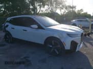 ✅ 2025 BMW iX xDrive50 • VIN: WB523CF00SCU41021 • Lot: 42681967. Wystawiony na IAAI z przebiegiem 3 049 mil. Bezpłatny archiwum sprzedaży aukcyjnych z USA i szczegółowy raport historii pojazdu na DreamBid. Zdjęcie 1.