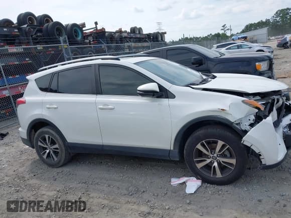 ✅ 2017 Toyota RAV4 XLE • VIN: JTMWFREV1HJ719183 • Lot: 43252399. Wystawiony na IAAI z przebiegiem 99 131 mil. Bezpłatny archiwum sprzedaży aukcyjnych z USA i szczegółowy raport historii pojazdu na DreamBid. Zdjęcie 13.