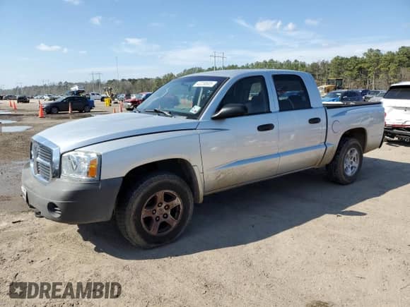 2007 Dodge Dakota ST z VIN 1D7HW28P17S184237, wystawiony jako Copart lot #43230605 z przebiegiem 151 993 mil mil oraz Czysty tytuł • Clean title. Historia ofert i sprzedaży dostępna na DreamBid. Obrazek 1.
