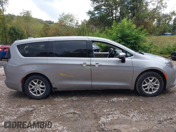 ✅ 2018 Chrysler Pacifica LX • VIN: 2C4RC1CG4JR130464 • Lot: 43294296. Wystawiony na IAAI z przebiegiem 132 753 mil. Bezpłatny archiwum sprzedaży aukcyjnych z USA i szczegółowy raport historii pojazdu na DreamBid. Zdjęcie 13.