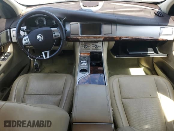 ✅ 2010 Jaguar XF Premium Luxury • VIN: SAJWA0GB0ALR77719 • Lot: 84058665. Wystawiony na Copart z przebiegiem Nie podano. Bezpłatny archiwum sprzedaży aukcyjnych z USA i szczegółowy raport historii pojazdu na DreamBid. Zdjęcie 8.