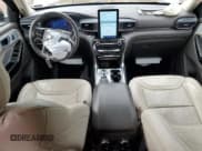 ✅ 2021 Ford Explorer Platinum • VIN: 1FM5K8HCXMGB63695 • Lot: 52802925. Wystawiony na Copart z przebiegiem 42 766 mil. Bezpłatny archiwum sprzedaży aukcyjnych z USA i szczegółowy raport historii pojazdu na DreamBid. Zdjęcie 8.