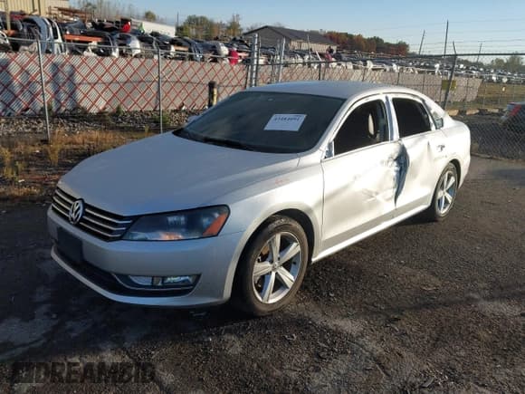 ✅ 2015 Volkswagen Passat S • VIN: 1VWAT7A31FC084377 • Lot: 43484091. Wystawiony na IAAI z przebiegiem 107 754 mil. Bezpłatny archiwum sprzedaży aukcyjnych z USA i szczegółowy raport historii pojazdu na DreamBid. Zdjęcie 2.