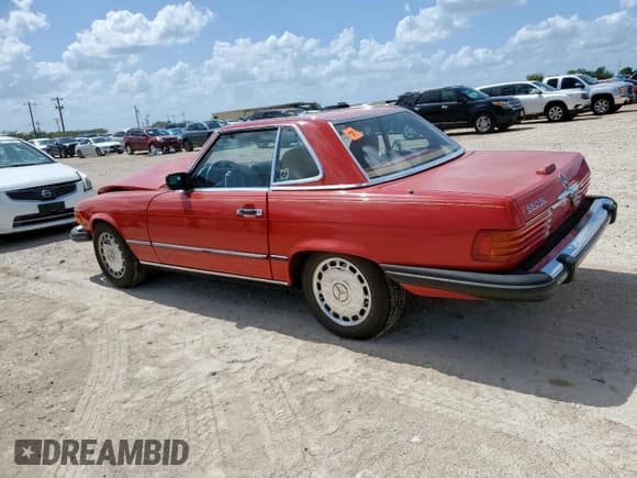 ✅ 1988 Mercedes-Benz 560 SL • VIN: WDBBA48D3JA085639 • Лот: 61737495. Опубликован ранее на Copart с пробегом 106 543 миль. Бесплатный доступ к архиву аукционных продаж из США и подробный отчёт об истории автомобиля на DreamBid. Изображение 2.