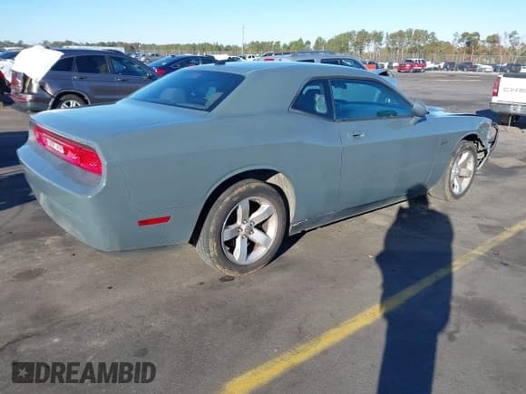 ✅ 2009 Dodge Challenger SE • VIN: 2B3LJ44V39H621072 • Lot: 41030512. Wystawiony na IAAI z przebiegiem 118 417 mil. Bezpłatny archiwum sprzedaży aukcyjnych z USA i szczegółowy raport historii pojazdu na DreamBid. Zdjęcie 4.