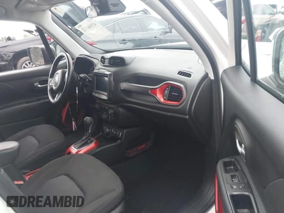 ✅ 2018 Jeep Renegade Trailhawk • VIN: ZACCJBCBXJPG76647 • Lot: 43546372. Wystawiony na IAAI z przebiegiem 138 523 mil. Bezpłatny archiwum sprzedaży aukcyjnych z USA i szczegółowy raport historii pojazdu na DreamBid. Zdjęcie 5.