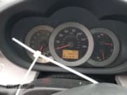 ✅ 2007 Toyota RAV4 • VIN: JTMZK33V675012287 • Lot: 81715285. Wystawiony na Copart z przebiegiem 286 571 mil. Bezpłatny archiwum sprzedaży aukcyjnych z USA i szczegółowy raport historii pojazdu na DreamBid. Zdjęcie 9.