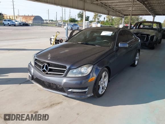 ✅ 2013 Mercedes-Benz C 250 • VIN: WDDGJ4HB8DF988565 • Lot: 43863791. Wystawiony na IAAI z przebiegiem 131 827 mil. Bezpłatny archiwum sprzedaży aukcyjnych z USA i szczegółowy raport historii pojazdu na DreamBid. Zdjęcie 6.