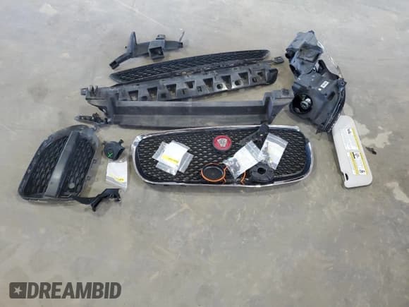 ✅ 2017 Jaguar F-Pace 35t • VIN: SADCS2BV7HA053350 • Lot: 66388915. Wystawiony na Copart z przebiegiem 97 580 mil. Bezpłatny archiwum sprzedaży aukcyjnych z USA i szczegółowy raport historii pojazdu na DreamBid. Zdjęcie 13.