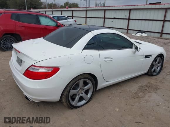 ✅ 2014 Mercedes-Benz SLK 250 • VIN: WDDPK4HA7EF081313 • Lot: 41520329. Wystawiony na IAAI z przebiegiem 53 031 mil. Bezpłatny archiwum sprzedaży aukcyjnych z USA i szczegółowy raport historii pojazdu na DreamBid. Zdjęcie 4.