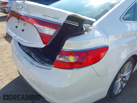 ✅ 2016 Hyundai Azera Limited • VIN: KMHFH4JG8GA529735 • Lot: 43231503. Wystawiony na IAAI z przebiegiem 8 077 mil. Bezpłatny archiwum sprzedaży aukcyjnych z USA i szczegółowy raport historii pojazdu na DreamBid. Zdjęcie 18.