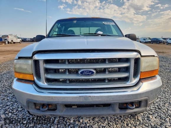 ✅ 1999 Ford F-250 XL • VIN: 1FTNW21S8XEC08169 • Lot: 63983075. Wystawiony na Copart z przebiegiem 274 739 mil. Bezpłatny archiwum sprzedaży aukcyjnych z USA i szczegółowy raport historii pojazdu na DreamBid. Zdjęcie 5.