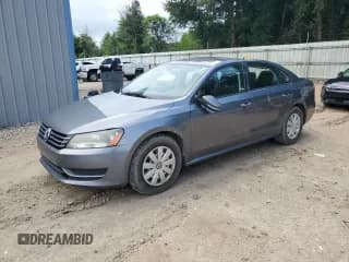 ✅ 2013 Volkswagen Passat S • VIN: 1VWAP7A34DC012297 • Лот: 60635515. Опубликован ранее на Copart с пробегом 157 647 миль. Бесплатный доступ к архиву аукционных продаж из США и подробный отчёт об истории автомобиля на DreamBid. Изображение 1.