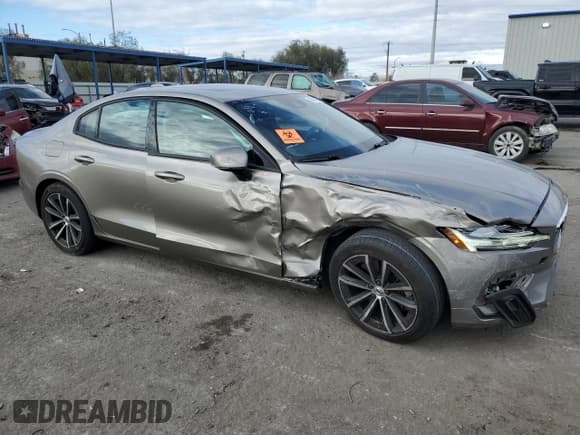 ✅ 2021 Volvo S60 Momentum • VIN: 7JRA22TK4MG094924 • Лот: 48985655. Опубликован ранее на Copart с пробегом 16 154 миль. Бесплатный доступ к архиву аукционных продаж из США и подробный отчёт об истории автомобиля на DreamBid. Изображение 4.