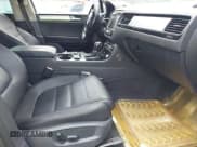 ✅ 2011 Volkswagen Touareg Sport • VIN: WVGFF9BP0BD003690 • Lot: 42965963. Wystawiony na IAAI z przebiegiem 204 150 mil. Bezpłatny archiwum sprzedaży aukcyjnych z USA i szczegółowy raport historii pojazdu na DreamBid. Zdjęcie 5.