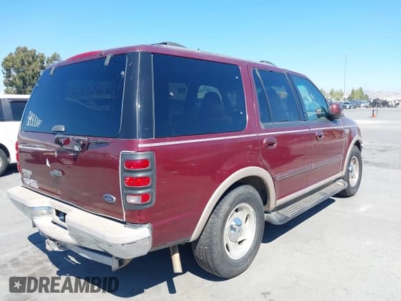 ✅ 1998 Ford Expedition XLT • VIN: 1FMPU18LXWLC41445 • Lot: 42736643. Wystawiony na IAAI z przebiegiem 297 122 mil. Bezpłatny archiwum sprzedaży aukcyjnych z USA i szczegółowy raport historii pojazdu na DreamBid. Zdjęcie 4.