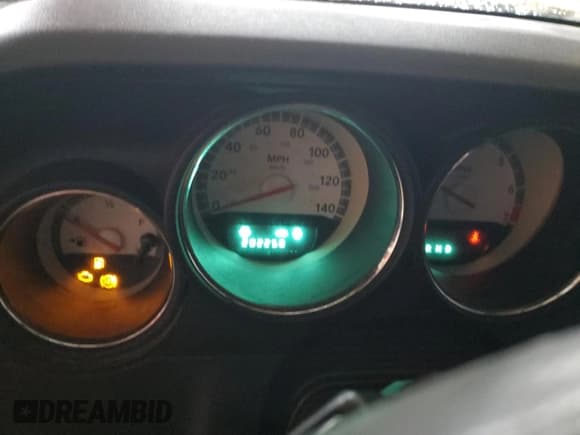 ✅ 2010 Dodge Challenger SE • VIN: 2B3CJ4DV1AH103448 • Lot: 85185074. Wystawiony na Copart z przebiegiem 202 250 mil. Bezpłatny archiwum sprzedaży aukcyjnych z USA i szczegółowy raport historii pojazdu na DreamBid. Zdjęcie 9.