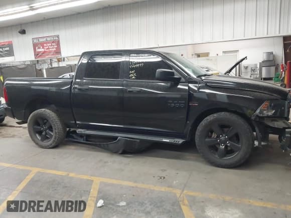 ✅ 2018 Ram 1500 Express • VIN: 3C6RR6KTXJG264449 • Lot: 43525847. Wystawiony na IAAI z przebiegiem 71 927 mil. Bezpłatny archiwum sprzedaży aukcyjnych z USA i szczegółowy raport historii pojazdu na DreamBid. Zdjęcie 13.