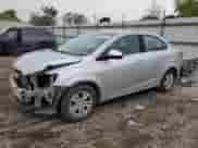 2015 Chevrolet Sonic LT z VIN 1G1JC5SH0F4133699, wystawiony jako Copart lot #82480565 z przebiegiem 81 978 mil mil oraz Szkoda całkowita • Salvage title. Historia ofert i sprzedaży dostępna na DreamBid. Obrazek 1.