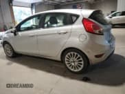 ✅ 2014 Ford Fiesta Titanium • VIN: 3FADP4FJ4EM200975 • Lot: 82098475. Wystawiony na Copart z przebiegiem 136 596 mil. Bezpłatny archiwum sprzedaży aukcyjnych z USA i szczegółowy raport historii pojazdu na DreamBid. Zdjęcie 2.