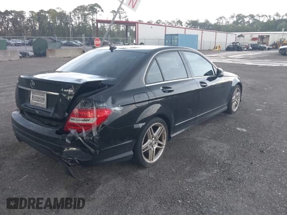 ✅ 2013 Mercedes-Benz C 300 Sport • VIN: WDDGF8AB7DR249298 • Lot: 42873222. Wystawiony na IAAI z przebiegiem 147 269 mil. Bezpłatny archiwum sprzedaży aukcyjnych z USA i szczegółowy raport historii pojazdu na DreamBid. Zdjęcie 4.
