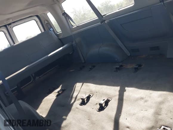 ✅ 2004 Ford Econoline Passenger XL • VIN: 1FBSS31L04HB18896 • Lot: 42038029. Wystawiony na IAAI z przebiegiem 252 825 mil. Bezpłatny archiwum sprzedaży aukcyjnych z USA i szczegółowy raport historii pojazdu na DreamBid. Zdjęcie 8.