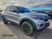 ✅ 2022 Ford Explorer Timberline • VIN: 1FMSK8JH3NGB66173 • Lot: 94143705. Wystawiony na Copart z przebiegiem 56 189 mil. Bezpłatny archiwum sprzedaży aukcyjnych z USA i szczegółowy raport historii pojazdu na DreamBid. Zdjęcie 4.