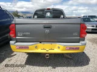 2007 Dodge Dakota SLT z VIN 1D7HW48J47S162496, wystawiony jako Copart lot #56791495 z przebiegiem 212 633 mil mil oraz Szkoda całkowita • Salvage title. Historia ofert i sprzedaży dostępna na DreamBid. Obrazek 6.