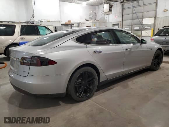 ✅ 2013 Tesla Model S • VIN: 5YJSA1CN6DFP18159 • Lot: 90867755. Wystawiony na Copart z przebiegiem 128 304 mil. Bezpłatny archiwum sprzedaży aukcyjnych z USA i szczegółowy raport historii pojazdu na DreamBid. Zdjęcie 3.