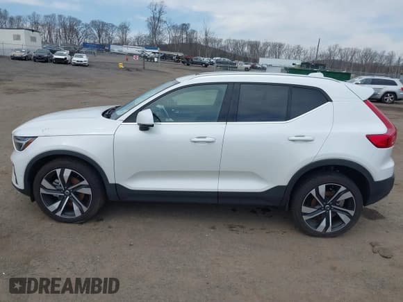 ✅ 2024 Volvo XC40 Ultimate Bright Theme • VIN: YV4L12UF8R2317284 • Lot: 41849324. Listed on IAAI with 8,210 mi. Free auction sales archive from the USA and detailed vehicle history report at DreamBid. Image 14.