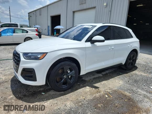 ✅ 2022 Audi Q5 Premium Plus • VIN: WA1BBAFY2N2131085 • Lot: 63270095. Wystawiony na Copart z przebiegiem 26 103 mil. Bezpłatny archiwum sprzedaży aukcyjnych z USA i szczegółowy raport historii pojazdu na DreamBid. Zdjęcie 1.