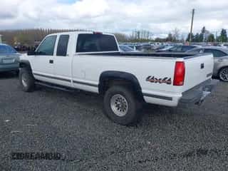 1998 Chevrolet Silverado 2500 z VIN 1GCGK29RXWE183330, wystawiony jako IAAI lot #41938680 z przebiegiem 229 376 mil mil oraz . Historia ofert i sprzedaży dostępna na DreamBid. Obrazek 3.