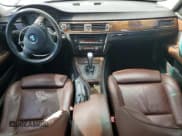 ✅ 2006 BMW 3 Series 325i • VIN: WBAVB17546NK41737 • Lot: 52569715. Wystawiony na Copart z przebiegiem 175 776 mil. Bezpłatny archiwum sprzedaży aukcyjnych z USA i szczegółowy raport historii pojazdu na DreamBid. Zdjęcie 8.