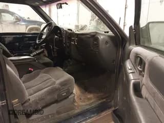 ✅ 2000 Chevrolet Blazer LT • VIN: 1GNDT13W8Y2141694 • Lot: 41931315. Wystawiony na IAAI z przebiegiem 251 945 mil. Bezpłatny archiwum sprzedaży aukcyjnych z USA i szczegółowy raport historii pojazdu na DreamBid. Zdjęcie 5.