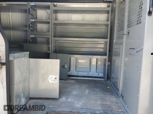 ✅ 2018 Ford Transit • VIN: 1FTYR2CV0JKA78165 • Lot: 70396615. Wystawiony na Copart z przebiegiem 216 761 mil. Bezpłatny archiwum sprzedaży aukcyjnych z USA i szczegółowy raport historii pojazdu na DreamBid. Zdjęcie 11.