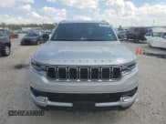 ✅ 2023 Jeep Wagoneer • VIN: 1C4SJVAP1PS559957 • Lot: 86875625. Wystawiony na Copart z przebiegiem 26 680 mil. Bezpłatny archiwum sprzedaży aukcyjnych z USA i szczegółowy raport historii pojazdu na DreamBid. Zdjęcie 5.