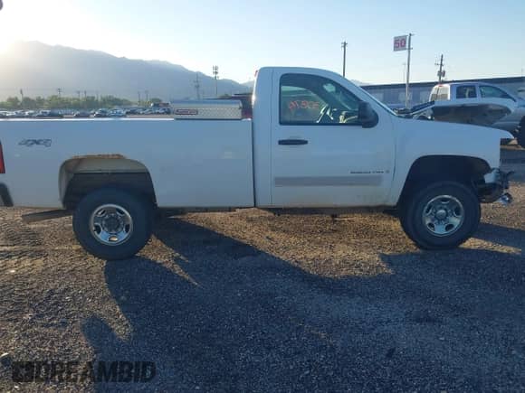 2008 Chevrolet Silverado 2500HD Work Truck z VIN 1GCHK24KX8E145291, wystawiony jako IAAI lot #43230874 z przebiegiem 202 593 mil mil oraz . Historia ofert i sprzedaży dostępna na DreamBid. Obrazek 13.