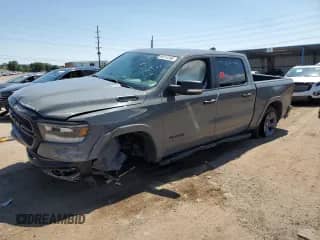 2020 Ram 1500 Lone Star z VIN 1C6SRFFT7LN377216, wystawiony jako Copart lot #69314395 z przebiegiem Nie podano mil oraz Szkoda całkowita • Salvage title. Historia ofert i sprzedaży dostępna na DreamBid. Obrazek 1.