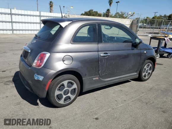 ✅ 2019 FIAT 500e • VIN: 3C3CFFGE8KT680210 • Lot: 84624175. Wystawiony na Copart z przebiegiem 75 382 mil. Bezpłatny archiwum sprzedaży aukcyjnych z USA i szczegółowy raport historii pojazdu na DreamBid. Zdjęcie 3.
