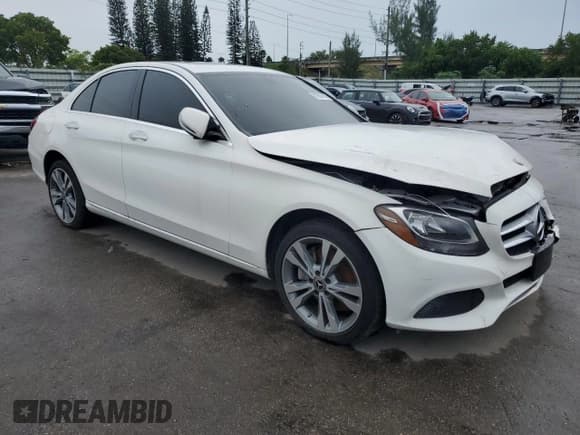 ✅ 2018 Mercedes-Benz C 300 • VIN: 55SWF4KB0JU241962 • Lot: 81003185. Wystawiony na Copart z przebiegiem 61 708 mil. Bezpłatny archiwum sprzedaży aukcyjnych z USA i szczegółowy raport historii pojazdu na DreamBid. Zdjęcie 4.