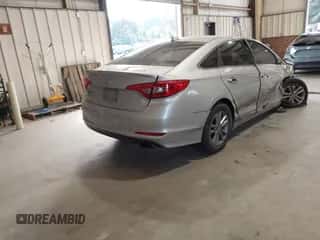 2016 Hyundai Sonata SE z VIN 5NPE24AF8GH347180, wystawiony jako IAAI lot #43304477 z przebiegiem 166 796 mil mil oraz . Historia ofert i sprzedaży dostępna na DreamBid. Obrazek 4.