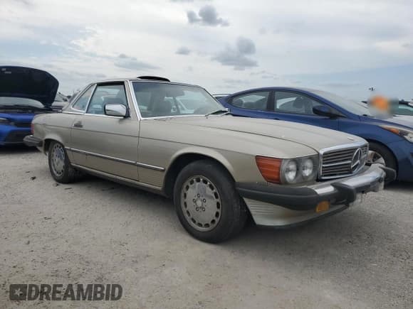 ✅ 1988 Mercedes-Benz 560 SL • VIN: WDBBA48D2JA082358 • Lot: 76776024. Wystawiony na Copart z przebiegiem 105 148 mil. Bezpłatny archiwum sprzedaży aukcyjnych z USA i szczegółowy raport historii pojazdu na DreamBid. Zdjęcie 4.