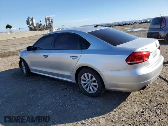 ✅ 2014 Volkswagen Passat S • VIN: 1VWAS7A3XEC067403 • Лот: 48843104. Опубликован ранее на Copart с пробегом 91 037 миль. Бесплатный доступ к архиву аукционных продаж из США и подробный отчёт об истории автомобиля на DreamBid. Изображение 2.