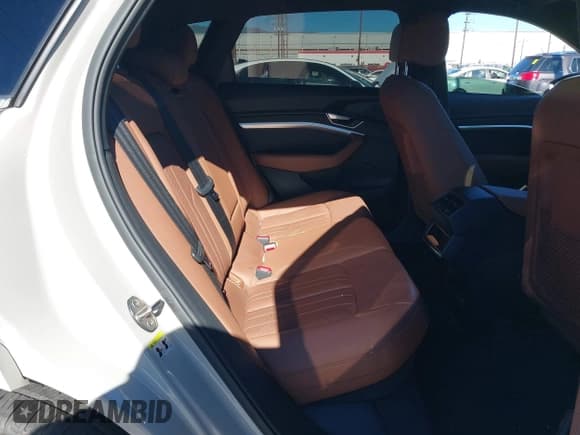 ✅ 2019 Audi e-tron Premium Plus • VIN: WA1LAAGE2KB011830 • Лот: 43731686. Опубликован ранее на IAAI с пробегом 80 487 миль. Бесплатный доступ к архиву аукционных продаж из США и подробный отчёт об истории автомобиля на DreamBid. Изображение 8.