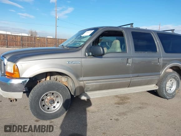 ✅ 2002 Ford Excursion Limited • VIN: 1FMSU43FX2ED63993 • Lot: 41263756. Wystawiony na IAAI z przebiegiem 294 930 mil. Bezpłatny archiwum sprzedaży aukcyjnych z USA i szczegółowy raport historii pojazdu na DreamBid. Zdjęcie 14.